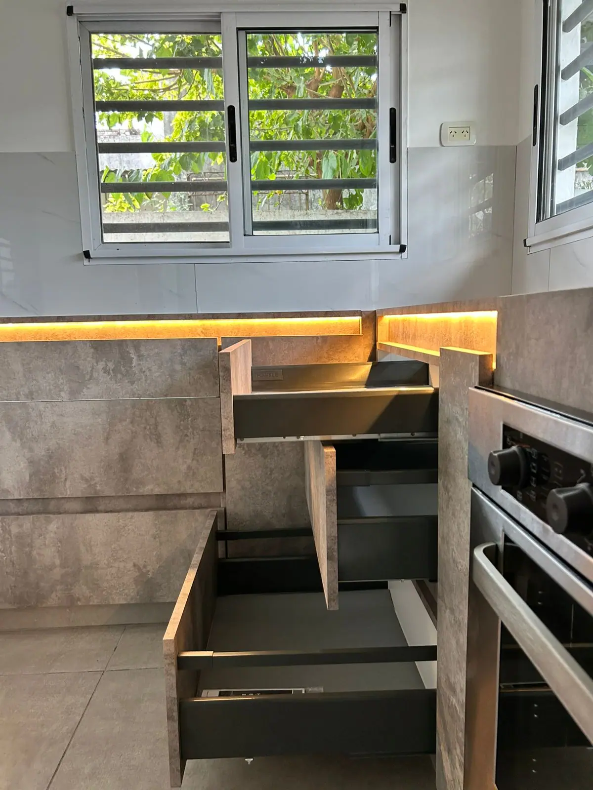 Cajones de cocina a medida con interior organizado e iluminación LED