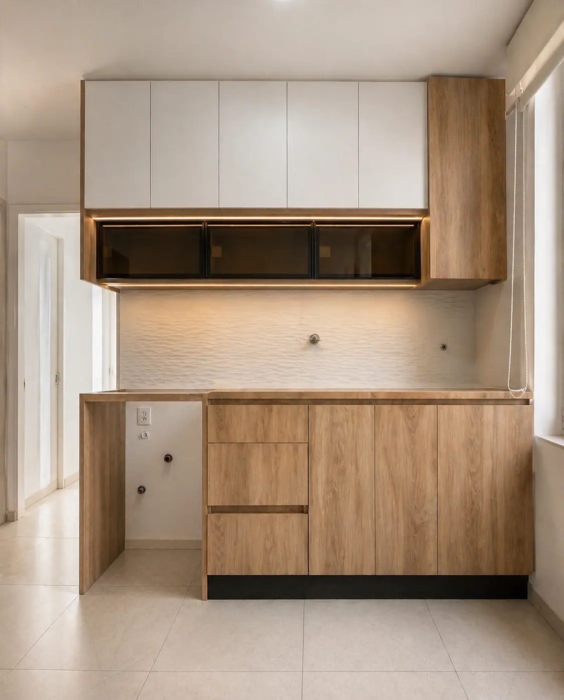 Cocina a medida con alacenas blancas, vitrina de vidrio ahumado y bajomesada de madera clara