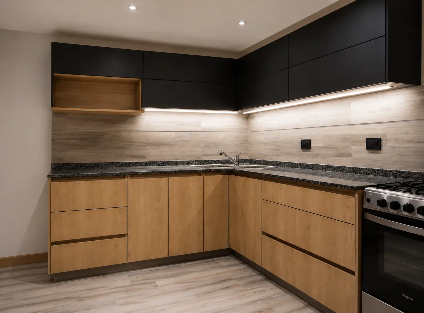 Cocina en L a medida con bajomesada de roble, alacenas negras y mesada de granito